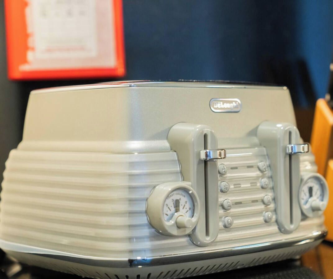 Une radio ancienne au design à motifs en relief et dotée de deux boutons de réglage.