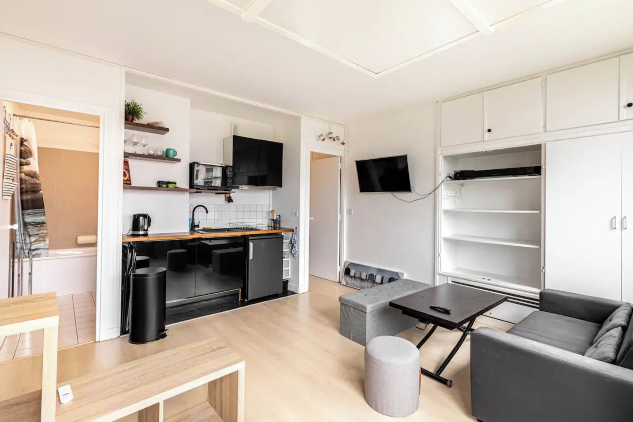 Eine moderne Wohnung mit Küche, Essbereich und Wohnzimmer.