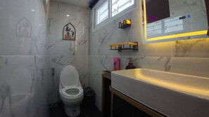 A bathroom with a white toilet, a sink, and a mirror. - Beautiful Private Pool Villa – Perfect Pattaya Escape (Pattaya City)