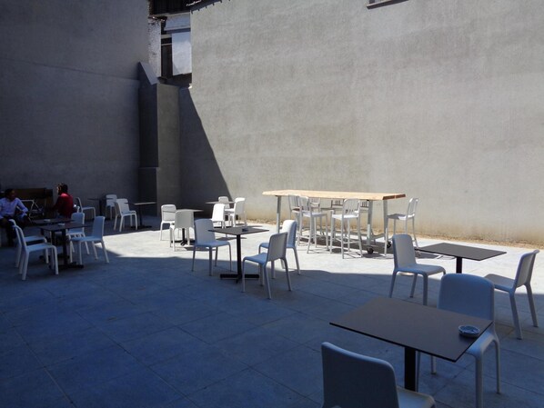Outdoor dining - Brxxl5 City Centre Hostel (Brussels)