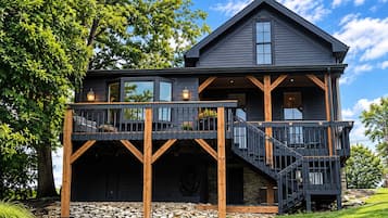 Una casa de dos pisos con un balcón y una escalera que conduce al nivel superior.