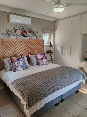 A bedroom with a bed, a headboard, a nightstand, and a wardrobe. - Alomsee 20 Ramsgate 4 Bedroom Apartment (Margate)