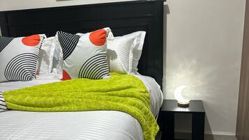 1 habitación, tabla de planchar con plancha, wifi gratis y ropa de cama