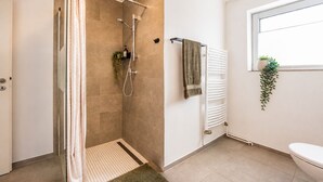 Hair dryer, towels, soap, toilet paper - Vrbo Property (Schortens)