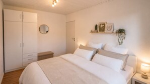 Iron/ironing board, WiFi, bed sheets - Vrbo Property (Schortens)