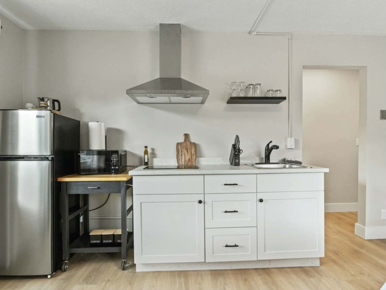 Coffee/tea maker, fridge, microwave, stovetop
