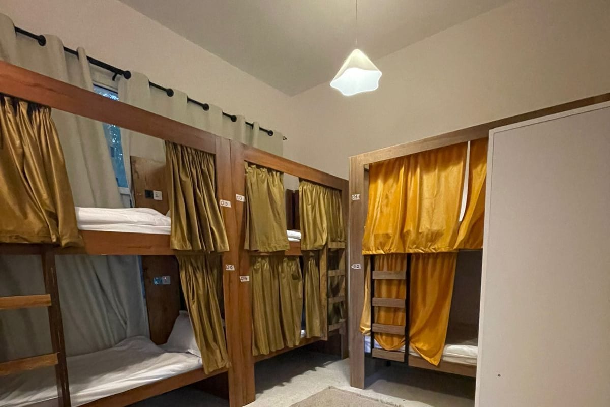 Espacio para trabajar con laptop y cortinas blackout 