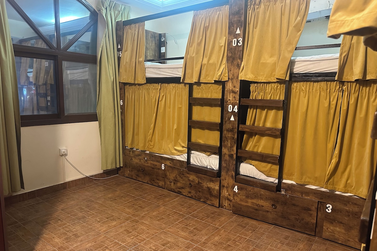Espacio para trabajar con laptop y cortinas blackout 