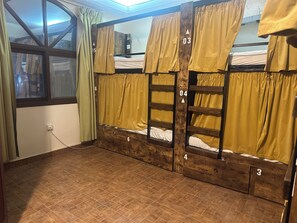 Espacio para trabajar con laptop y cortinas blackout 