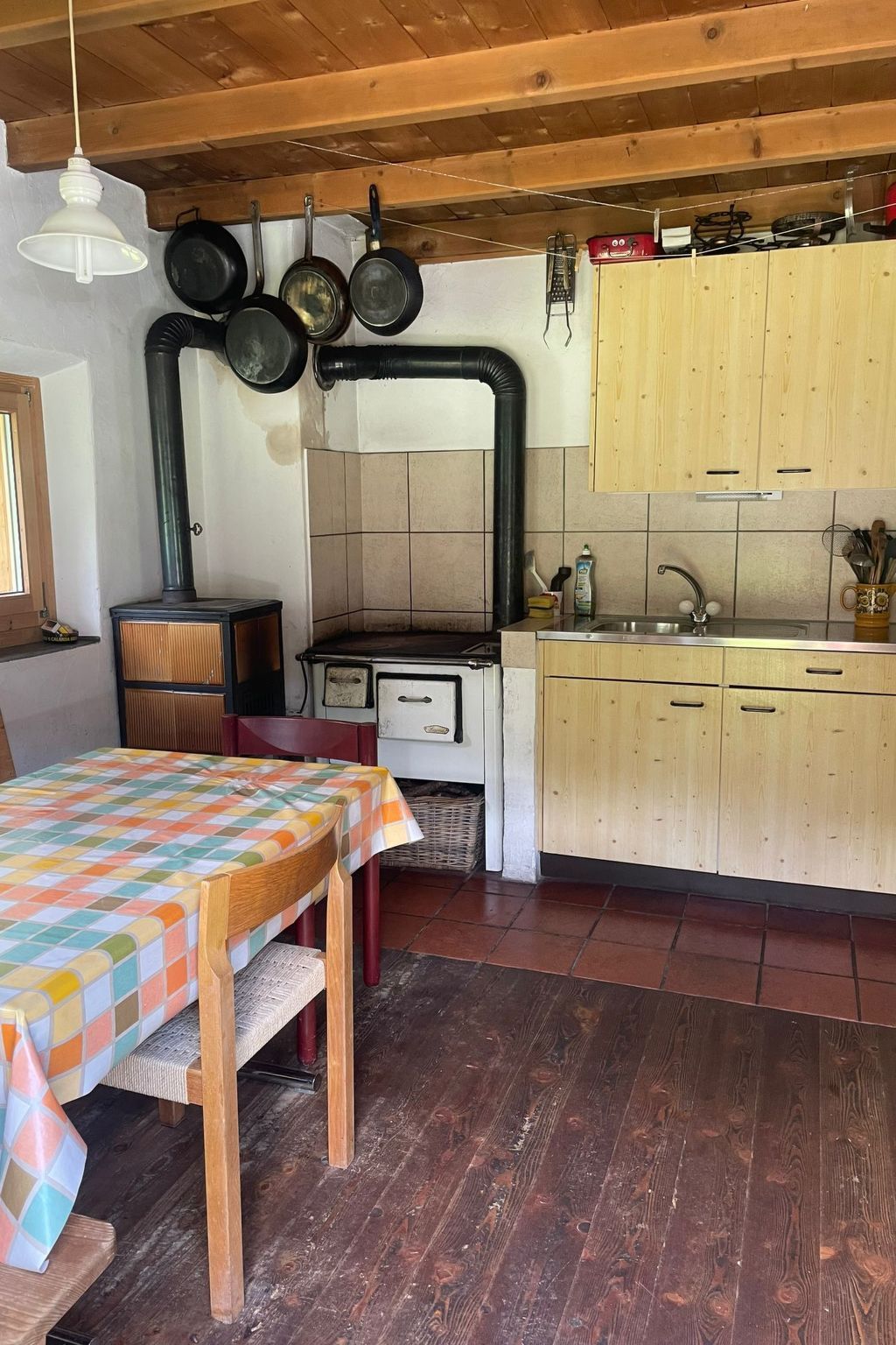 Fridge, cookware/dishes/utensils