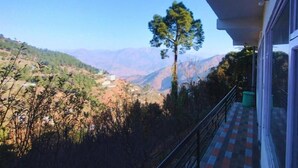 Habitación estándar doble, vistas a la montaña | Jardines del alojamiento