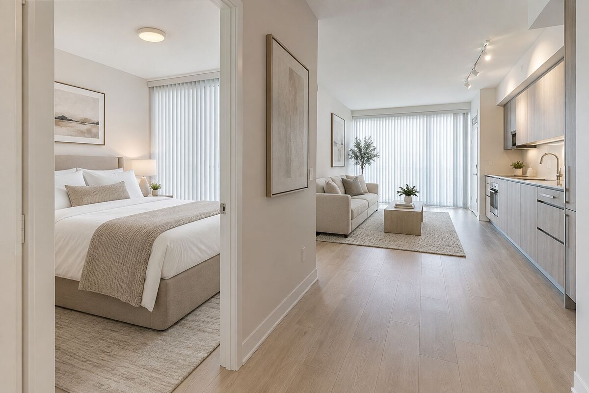 Ein modernes Schlafzimmer mit einem Bett, einem Nachttisch und einem Fenster mit Jalousien.