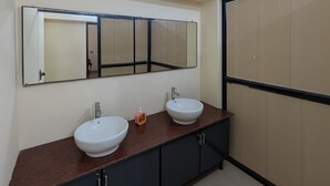 Đồ dùng nhà tắm miễn phí, khăn tắm, xà phòng, dầu gội