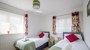 Room - Einstein House: Spacious home for Contractors, Groups & Families (Northampton)