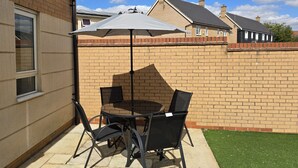 Outdoor dining - Einstein House: Spacious home for Contractors, Groups & Families (Northampton)