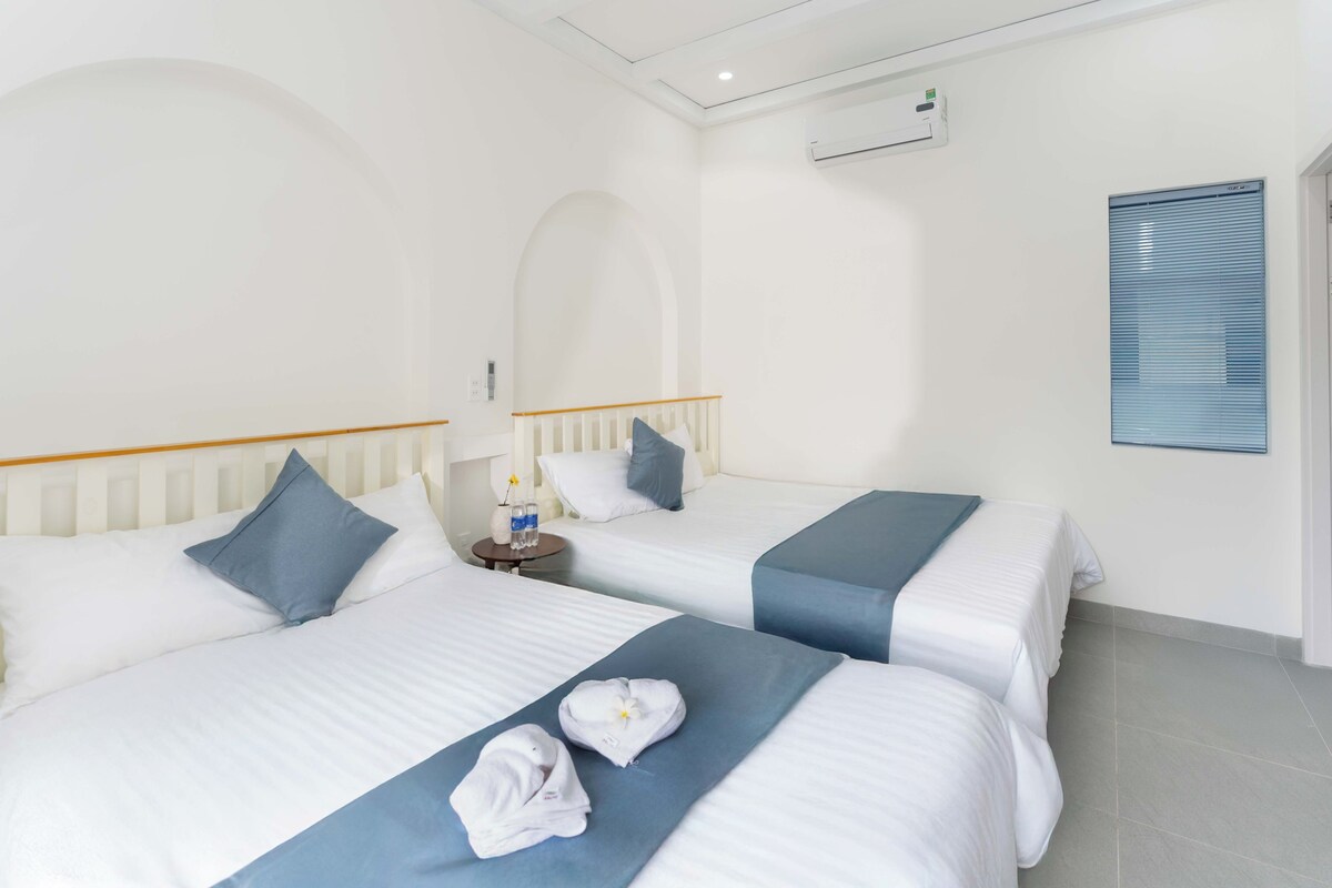 Chambre Double ou avec lits jumeaux, vue piscine | Bureau, espace de travail pour ordinateur portable, Wi-Fi gratuit