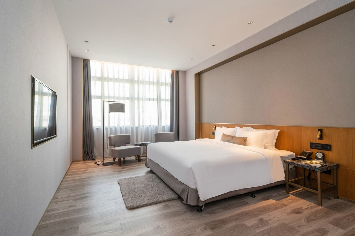Kamar Double Basic | Brankas, meja kerja, ruang kerja ramah laptop, dan Wi-Fi gratis