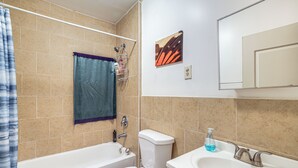 Ein Badezimmer mit einer Badewanne, Toilette und Waschbecken.