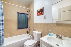 A bathroom with a bathtub, toilet, and sink. - Easy Niagara Falls Access! Apt w/ Full Kitchen (Niagara Falls)
