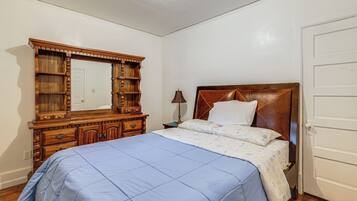 Iron/ironing board, Internet, bed sheets