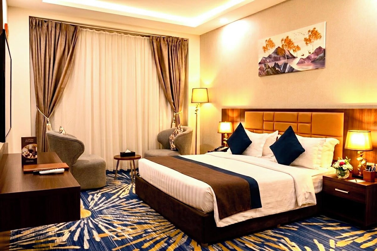 Quarto luxo, vista para a cidade | Ferros/tábuas de passar roupa, Wi-Fi de cortesia