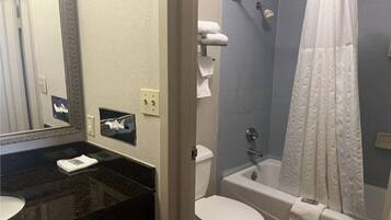 Un baño con inodoro, lavamanos y bañera.