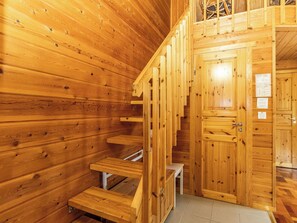Ein Holzkamin mit einer Treppe, die zu einem Schlafbereich führt.