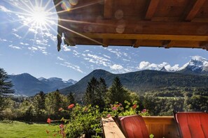 Eine Holzterrasse mit Blick auf eine Berglandschaft.