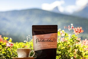 Koffie verpakt met een mooi berglandschap op de achtergrond.