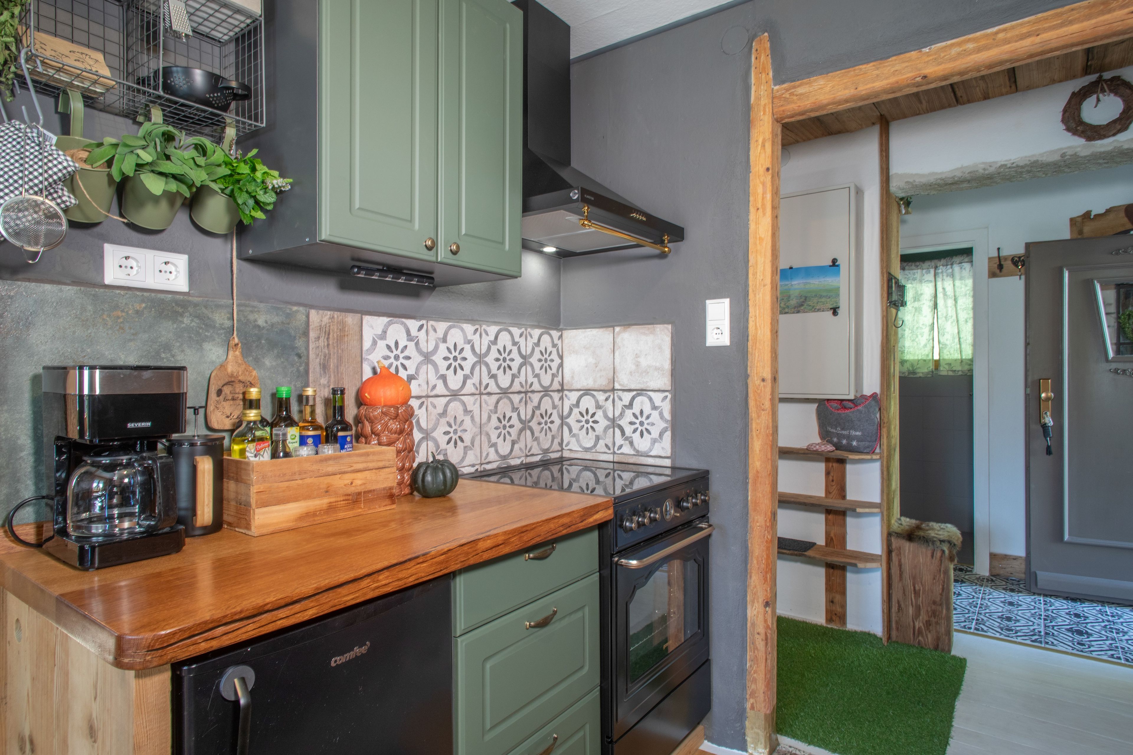 Coffee/tea maker, fridge, oven, stovetop