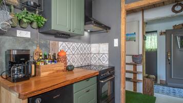 Coffee/tea maker, fridge, oven, stovetop