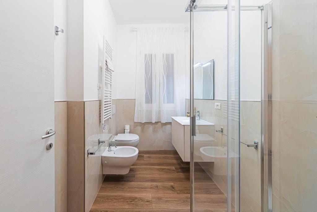 Ein modernes Badezimmer mit Duschkabine aus Glas, Toilette und Bidet.