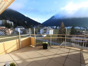 A balcony with a view of a mountain and buildings. - Bündalodge 1028 Appartement/Fewo, Dusche oder Bad, WC 4-Zimmerwohnung by Interhome (Davos)