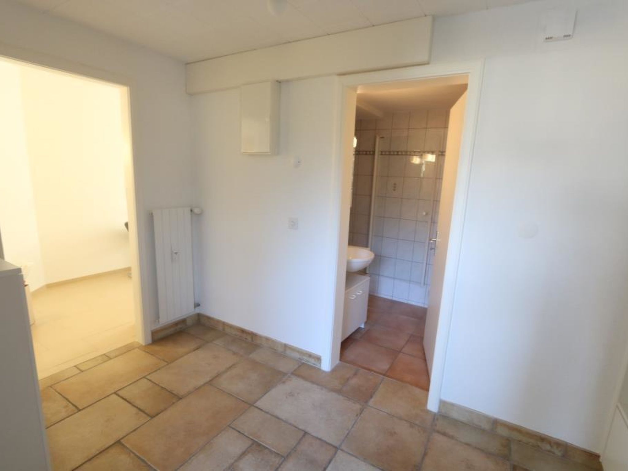 Une salle de bain comprenant des toilettes, un lavabo et un espace douche.