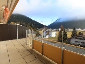 A balcony with a view of a mountainous landscape and buildings. - Bündalodge 1034 Appartement/Fewo, Dusche oder Bad, WC 2-Zimmerwohnung by Interhome (Davos)