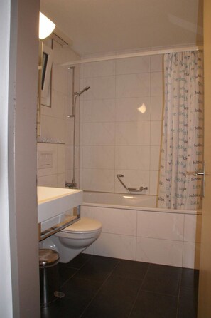 Ein Badezimmer mit Toilette, Waschbecken und Dusche.