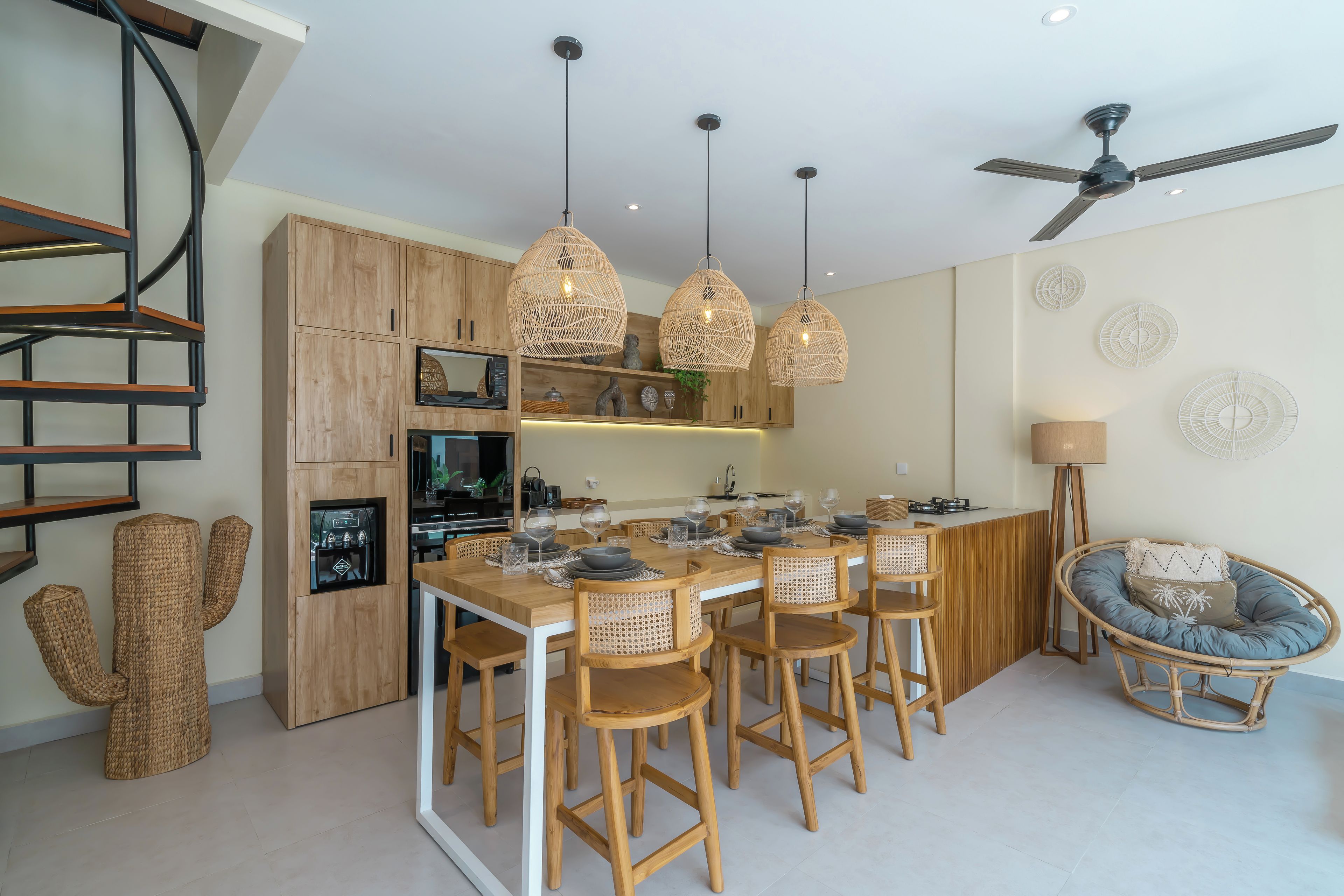 Una cocina moderna con una isla central, armarios de madera y un dispensador de agua integrado.