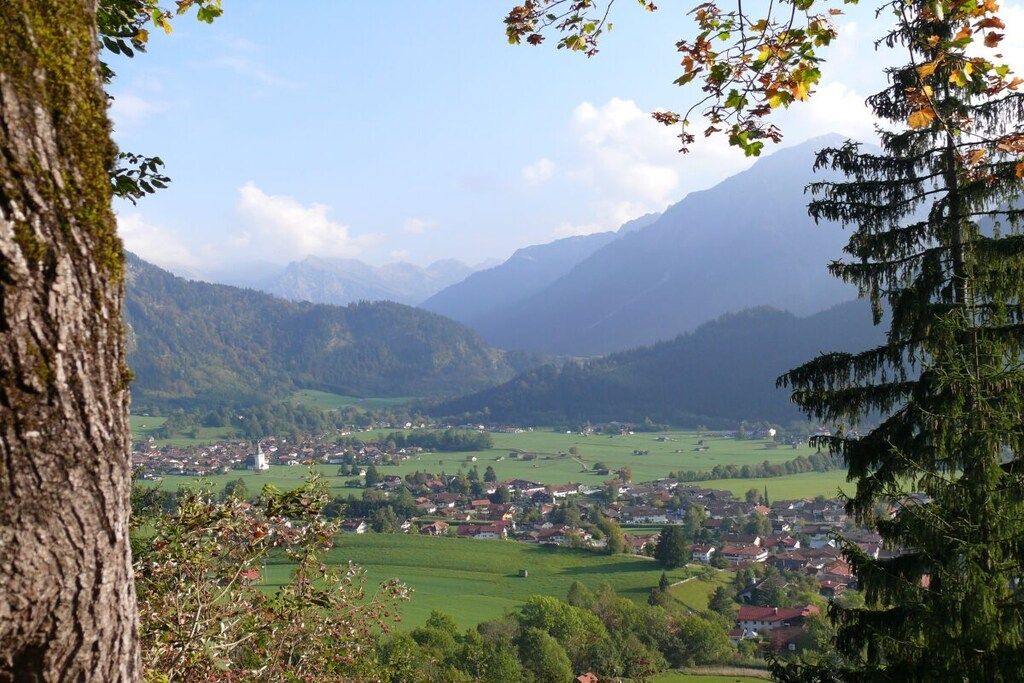 A town nestled in a valley with mountains in the background.