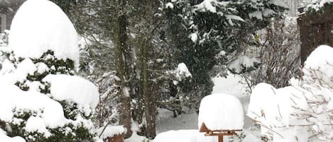 Un paysage enneigé avec une antenne parabolique et une structure en bois.