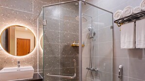Superior-dobbeltværelse | Badeværelse | Bruser, gratis toiletartikler, hjemmesko, håndklæder