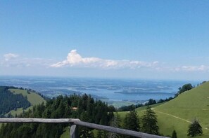 Une vue panoramique d’un paysage montagneux sous un ciel dégagé.
