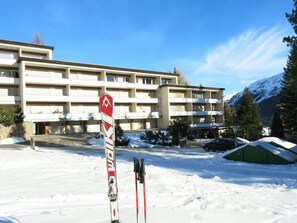 A multi-story building with a ski slope in the foreground. - Uf dr Egga 22 Appartement/Fewo, Dusche oder Bad, WC 2-Zimmerwohnung by Interhome (Davos)