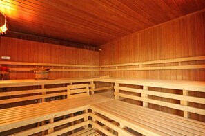 Eine Sauna mit Holzbänken und einer Holzverkleidung.