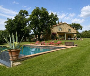 A house with a swimming pool, red lounge chairs, and a well-maintained lawn. - Villa Stallina, Private Pool, Bolgheri (Bolgheri)