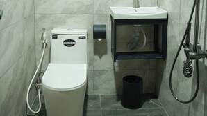 Quarto casal luxo | Banheiro | Produtos de toalete grátis, secador de cabelo, toalhas de banho 