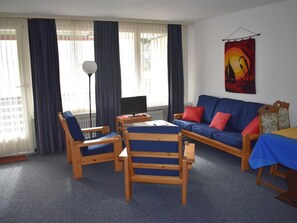 A room with a sofa, two chairs, a table, and a lamp. - Bündawiese (Wieser) Appartement/Fewo, Dusche oder Bad, WC 1-Zimmerwohnung by Interhome (Davos)