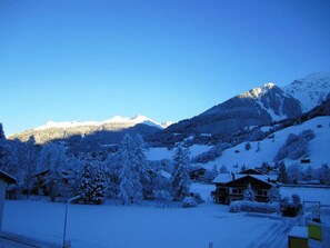 A snow-covered mountain landscape with buildings and trees. - Haus Rätia App 16 Appartement/Fewo, Dusche oder Bad, WC 2½-Zimmerwohnung by Interhome (Klosters)