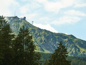 Eine Berglandschaft mit einem Strommasten und einem Gebäude auf dem Gipfel.