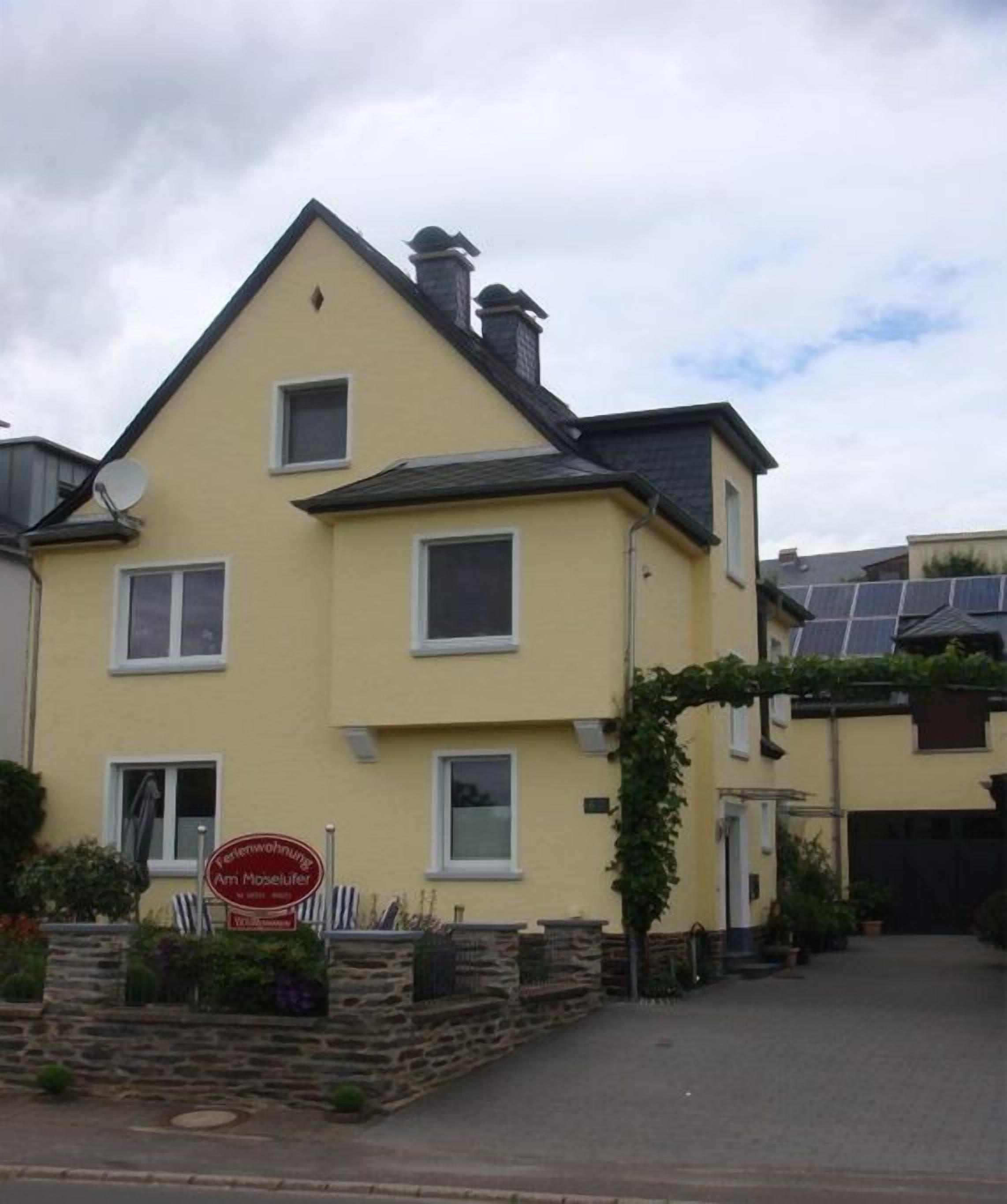 Un bâtiment à deux étages, sur lequel on peut voir une enseigne indiquant qu’il s’agit d’un restaurant.