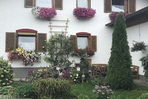 A white building with wooden shutters, flower boxes, and a ladder. - Holiday apartment with 1 bedroom (Oberhausen)